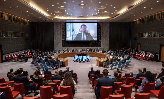 Clément Delangue (en pantalla), director ejecutivo de Huggingface, informa al Consejo de Seguridad de la ONU sobre la Inteligencia Artificial y la Seguridad Internacional.